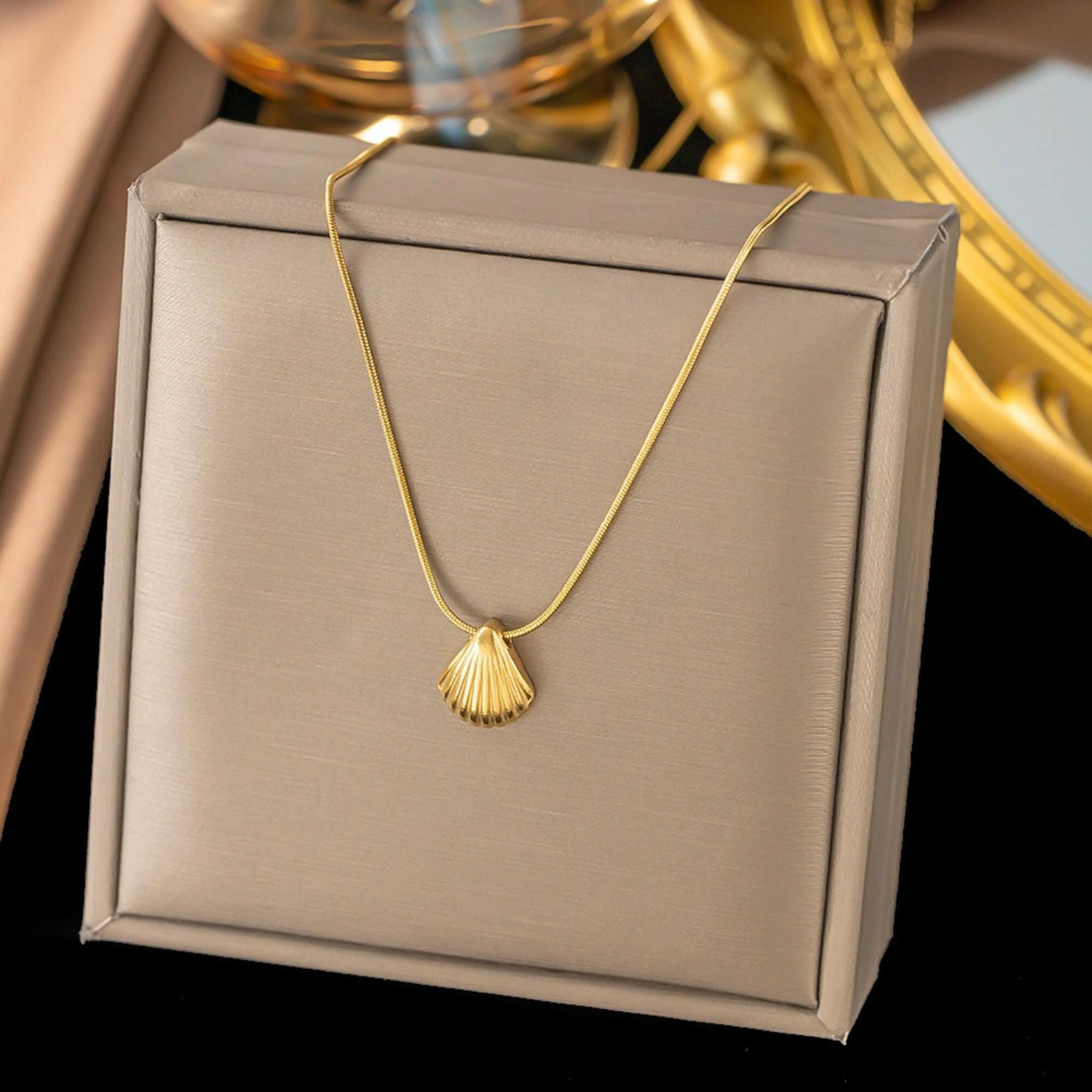 MYKI Anti-Tarnish Shell Pendant Chain (MK768G-SSYI)